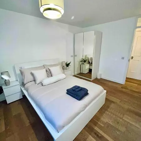 Lovely 1 Bed, Northolt Station Exterior photo