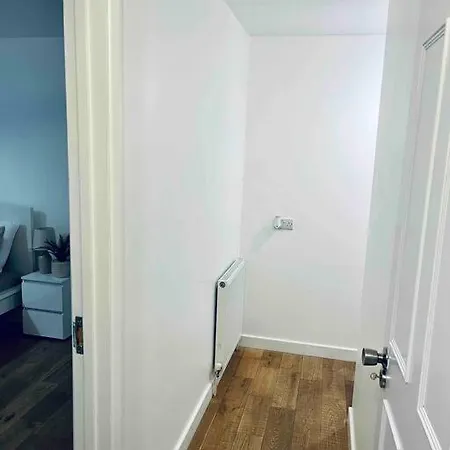 Lovely 1 Bed, Northolt Station Exterior photo