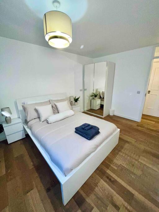 Lovely 1 Bed, Northolt Station Apartment